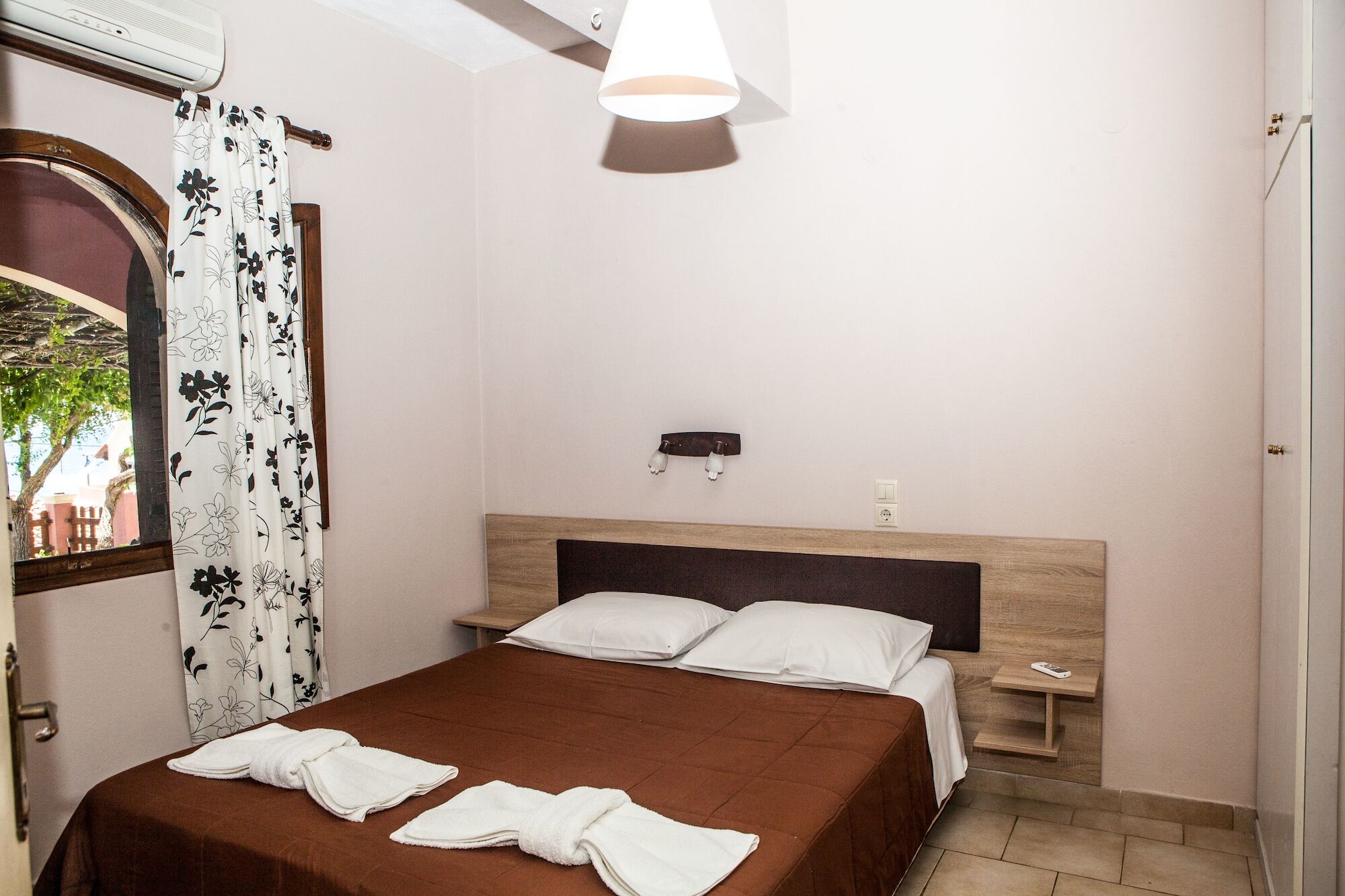 Eleana Apartments And Studios Ájosz Jeórjosz Kültér fotó